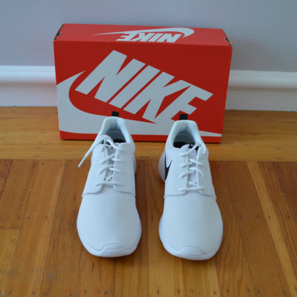 NIKE White Casual Shoes - Picture 8 of 8